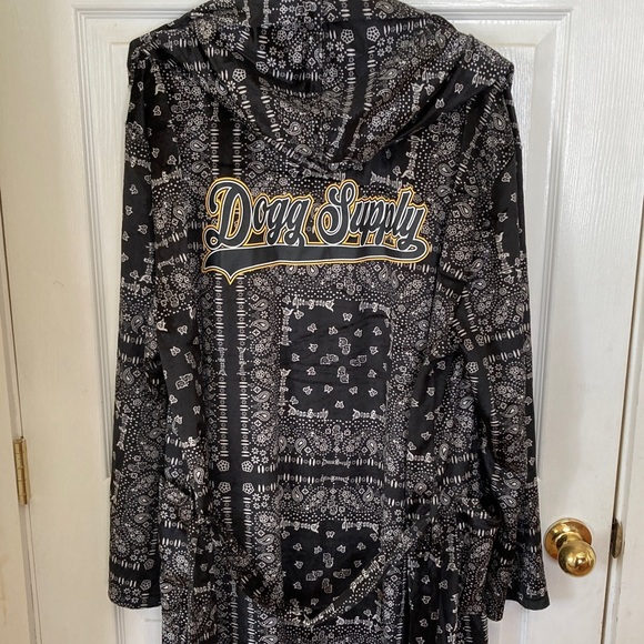 Dogg Supply Other - NWOT Dogg Supply Black Patterned Men's Robe